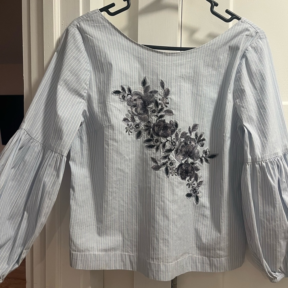 White House Black Market Floral Embroidered Women's Top size 6